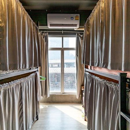 The Beds Ever Hostel (Adults Only) Банкок Екстериор снимка