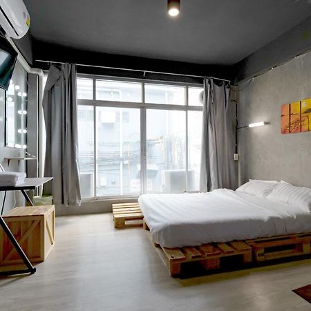 The Beds Ever Hostel (Adults Only) Банкок Екстериор снимка
