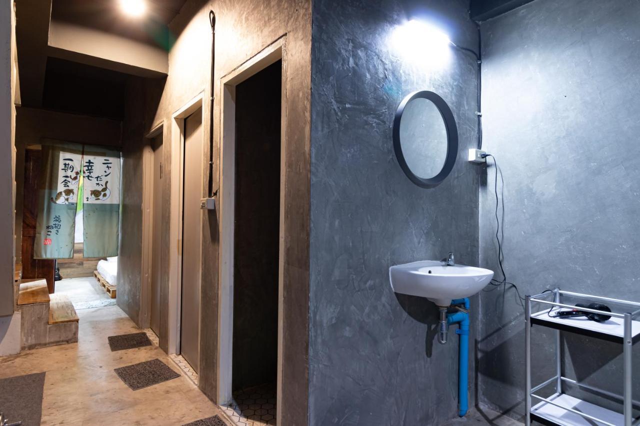 The Beds Ever Hostel (Adults Only) Банкок Екстериор снимка