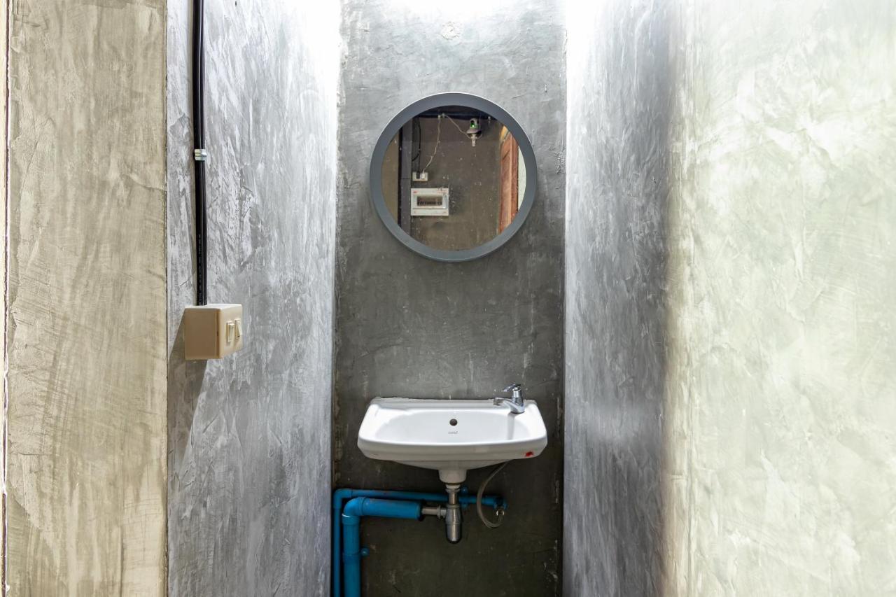 The Beds Ever Hostel (Adults Only) Банкок Екстериор снимка