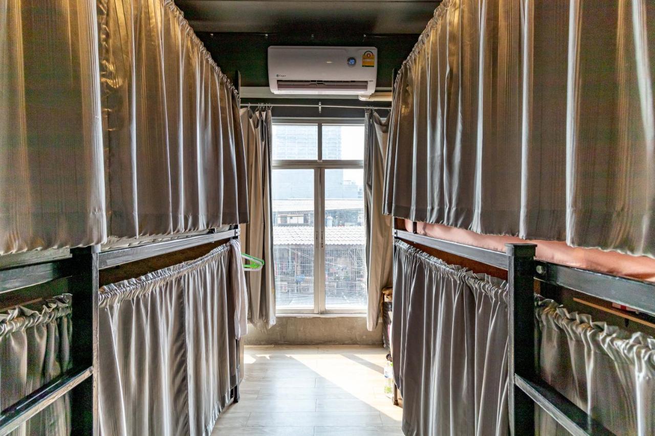 The Beds Ever Hostel (Adults Only) Банкок Екстериор снимка
