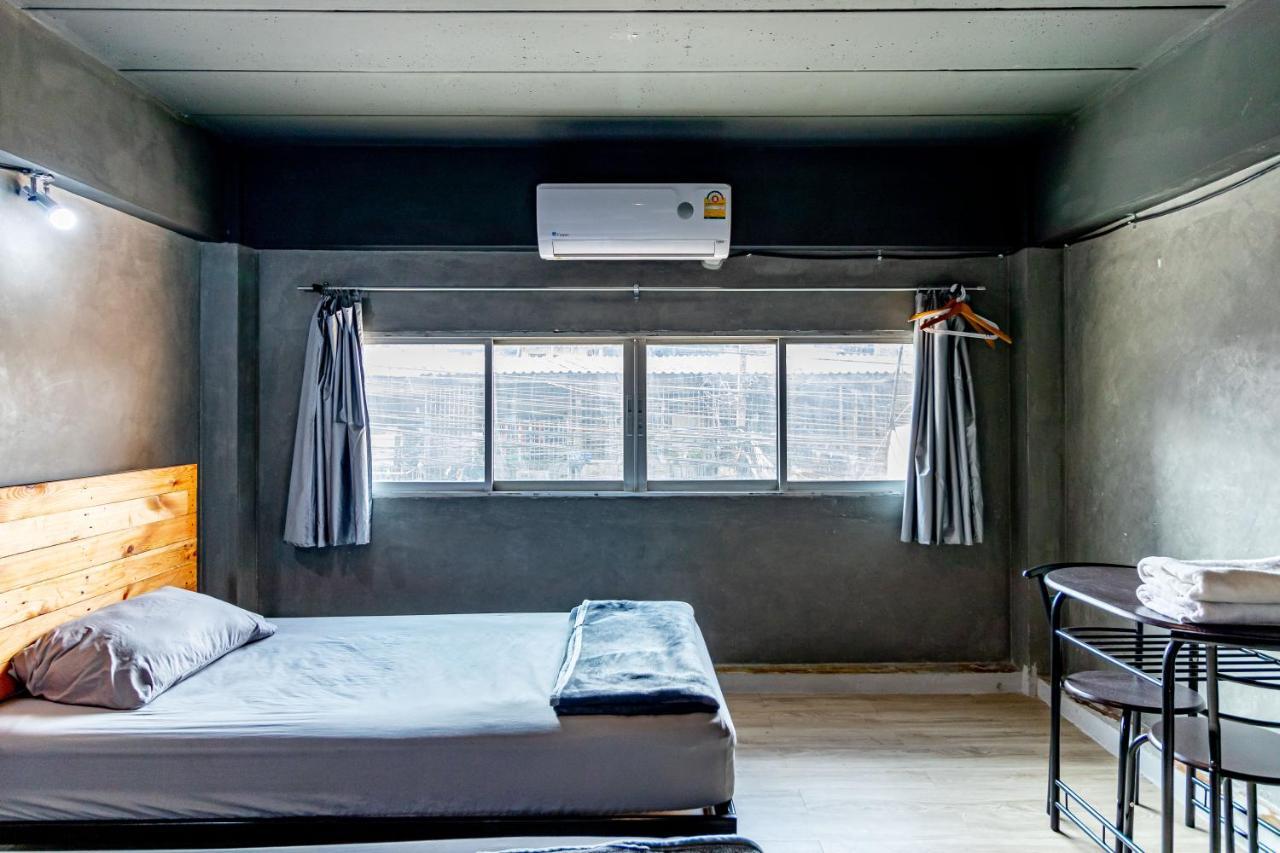 The Beds Ever Hostel (Adults Only) Банкок Екстериор снимка