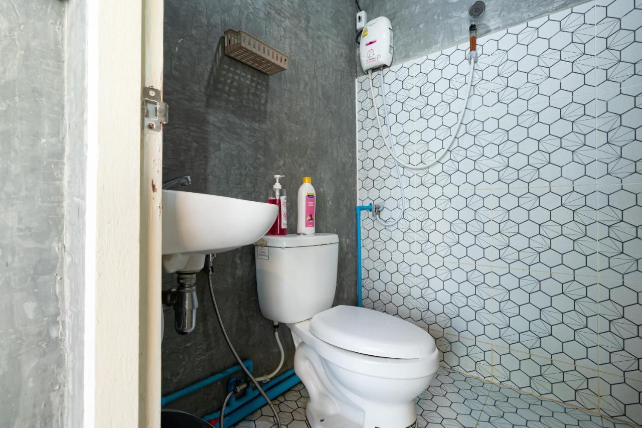 The Beds Ever Hostel (Adults Only) Банкок Екстериор снимка