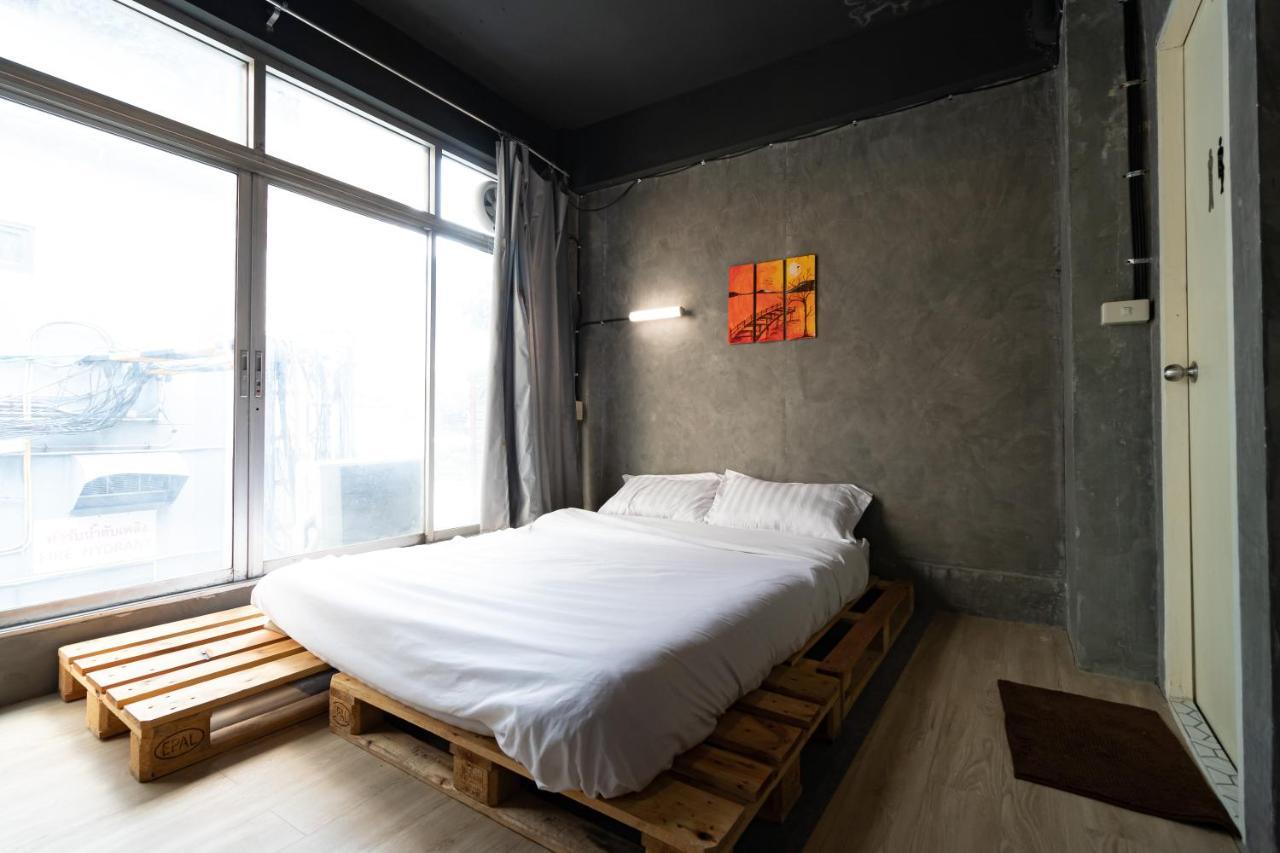 The Beds Ever Hostel (Adults Only) Банкок Екстериор снимка