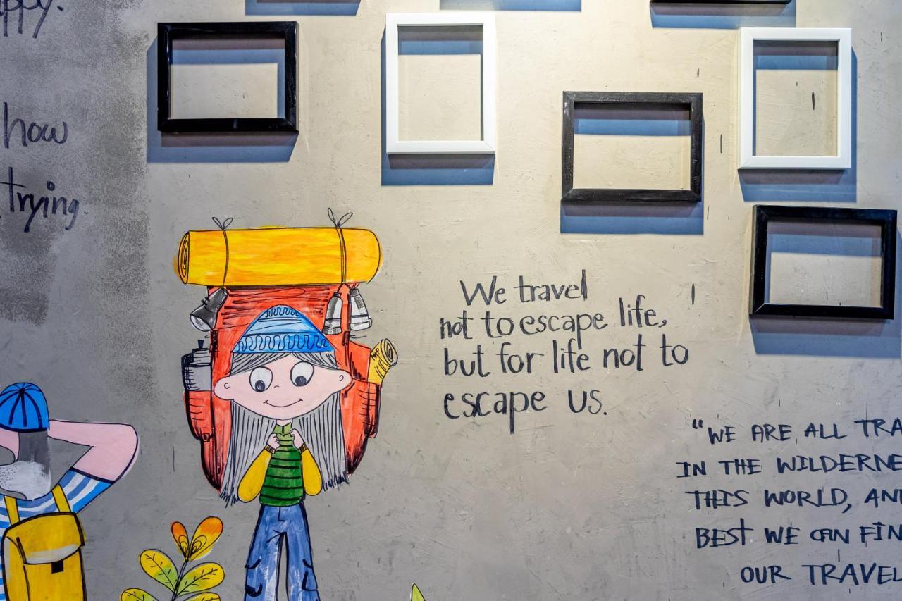 The Beds Ever Hostel (Adults Only) Банкок Екстериор снимка