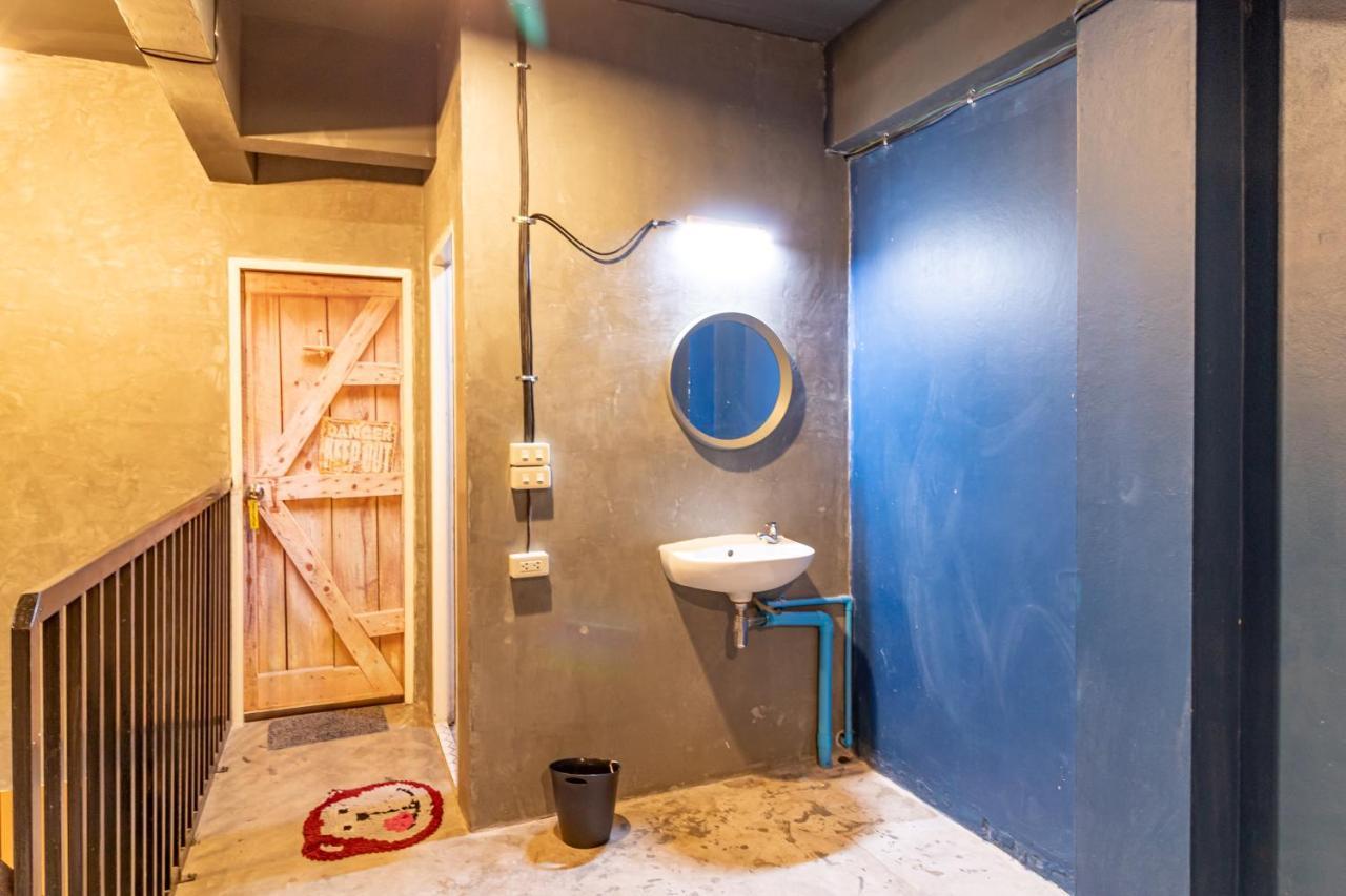 The Beds Ever Hostel (Adults Only) Банкок Екстериор снимка