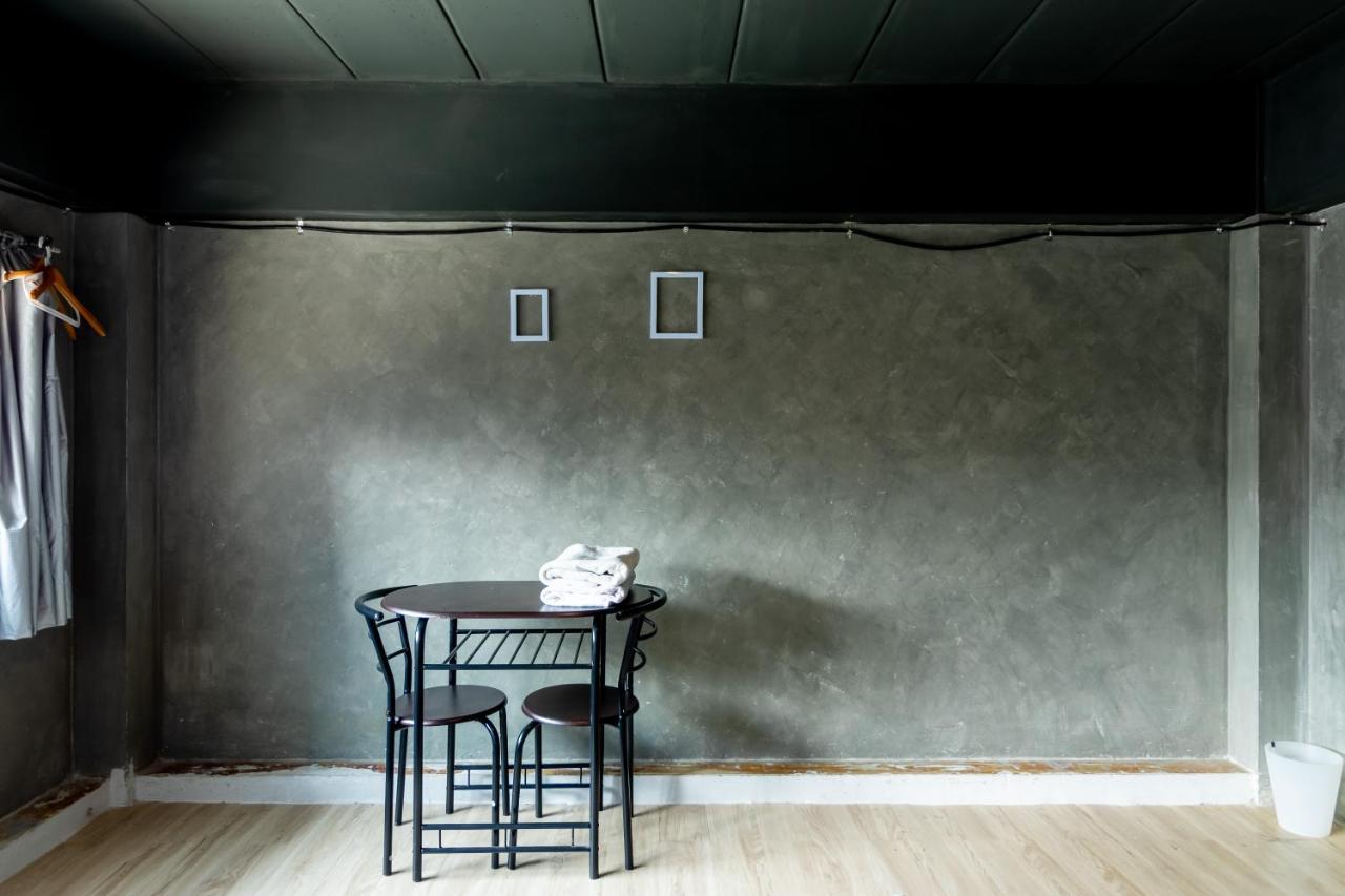 The Beds Ever Hostel (Adults Only) Банкок Екстериор снимка