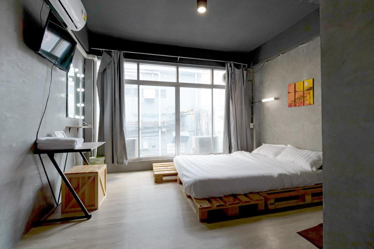 The Beds Ever Hostel (Adults Only) Банкок Екстериор снимка