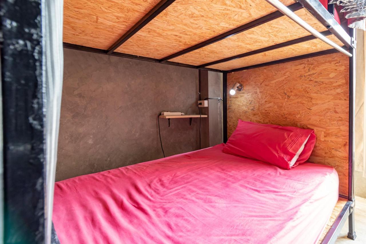 The Beds Ever Hostel (Adults Only) Банкок Екстериор снимка