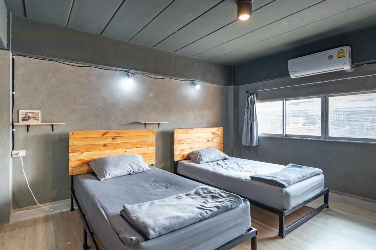 The Beds Ever Hostel (Adults Only) Банкок Екстериор снимка