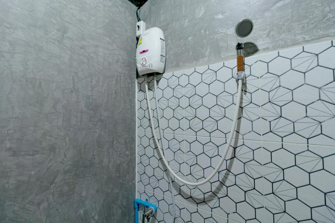 The Beds Ever Hostel (Adults Only) Банкок Екстериор снимка