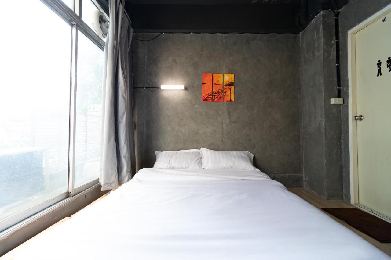 The Beds Ever Hostel (Adults Only) Банкок Екстериор снимка