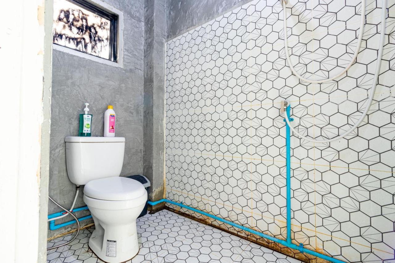The Beds Ever Hostel (Adults Only) Банкок Екстериор снимка