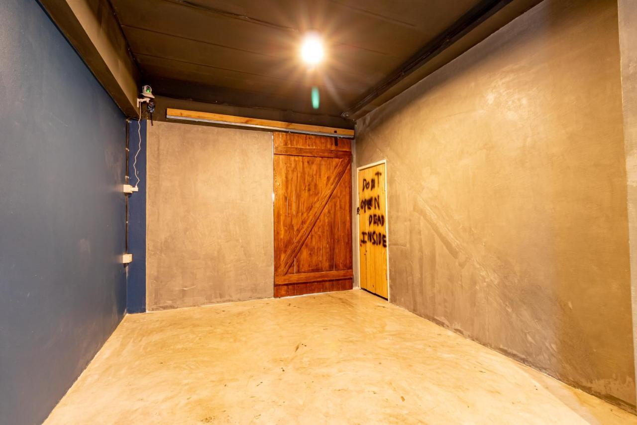 The Beds Ever Hostel (Adults Only) Банкок Екстериор снимка