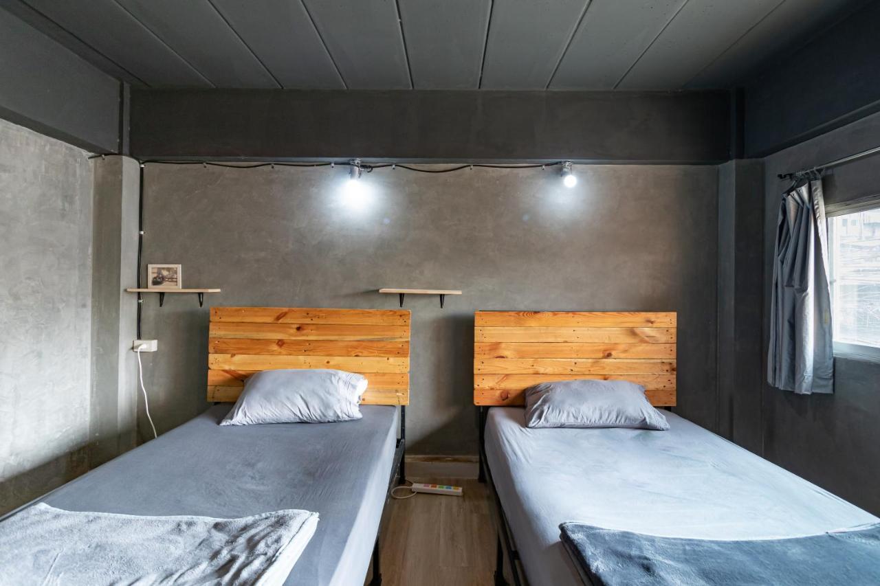 The Beds Ever Hostel (Adults Only) Банкок Екстериор снимка