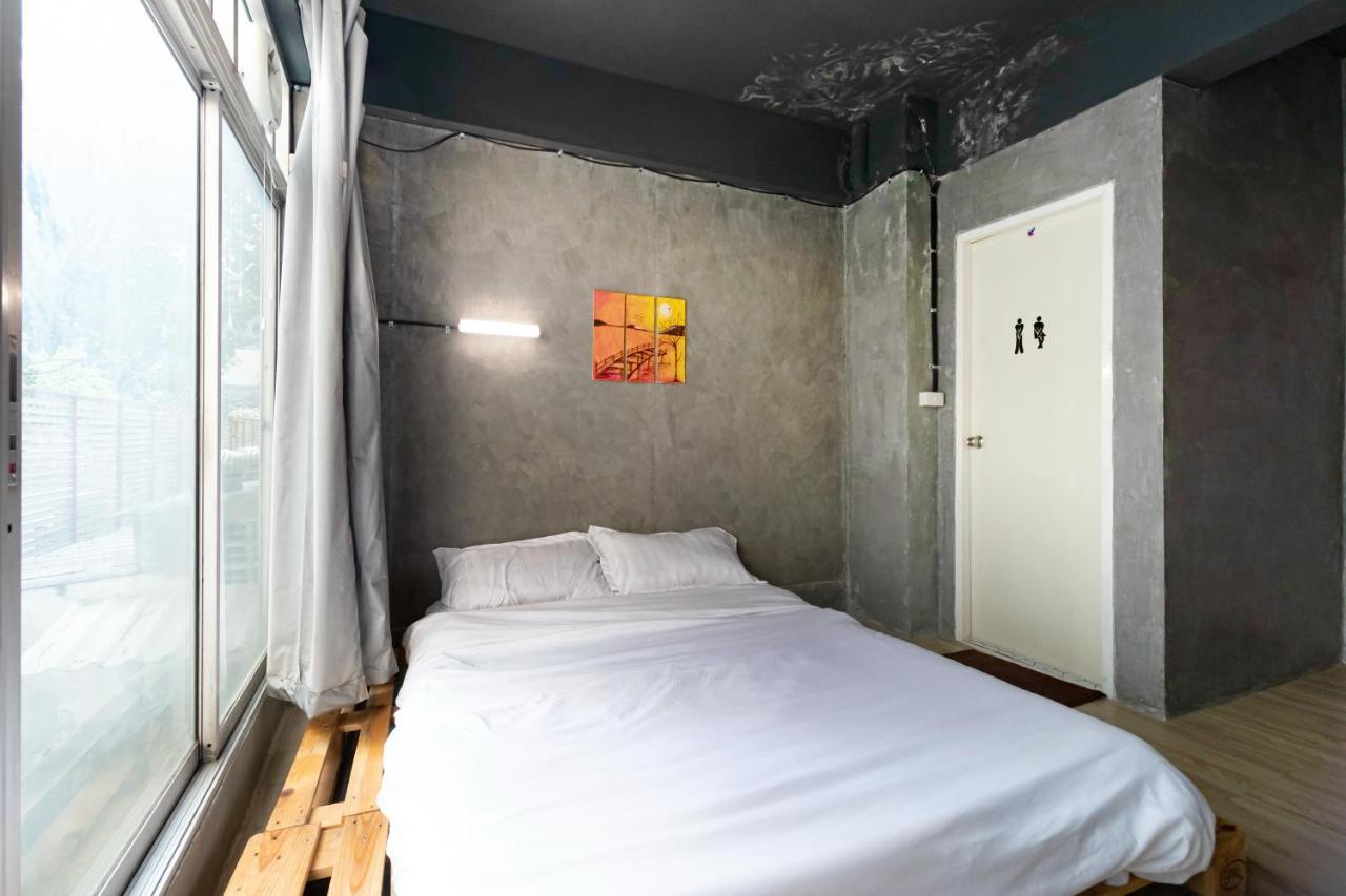 The Beds Ever Hostel (Adults Only) Банкок Екстериор снимка