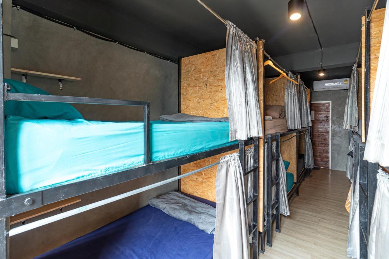 The Beds Ever Hostel (Adults Only) Банкок Екстериор снимка