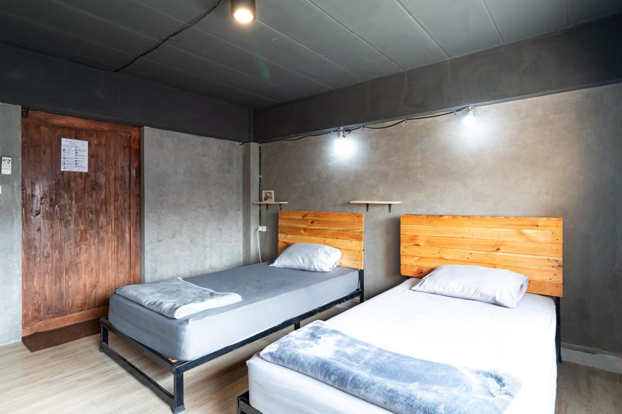 The Beds Ever Hostel (Adults Only) Банкок Екстериор снимка