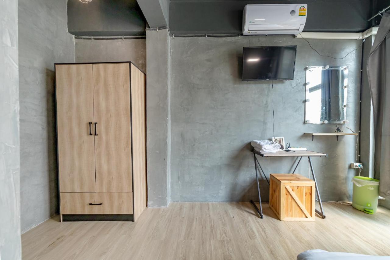The Beds Ever Hostel (Adults Only) Банкок Екстериор снимка