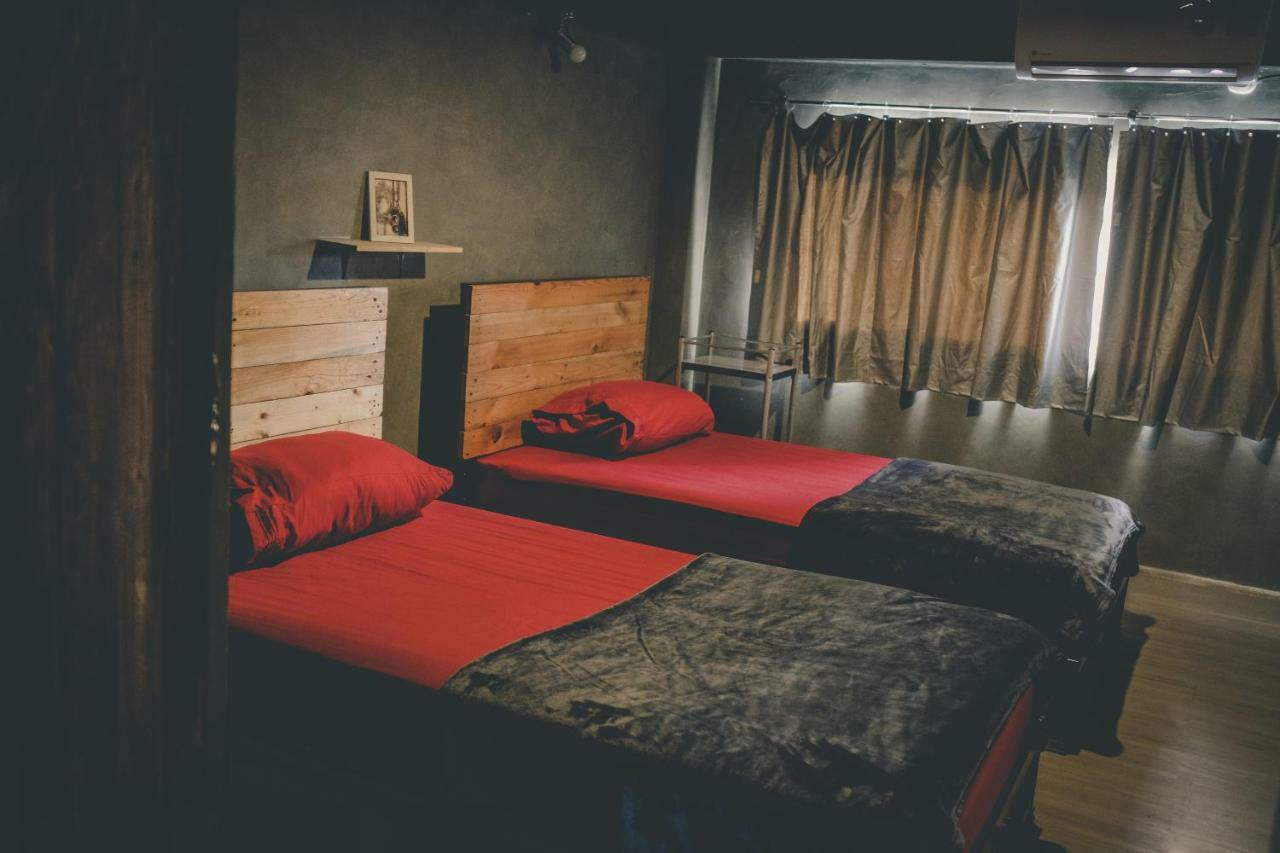 The Beds Ever Hostel (Adults Only) Банкок Екстериор снимка