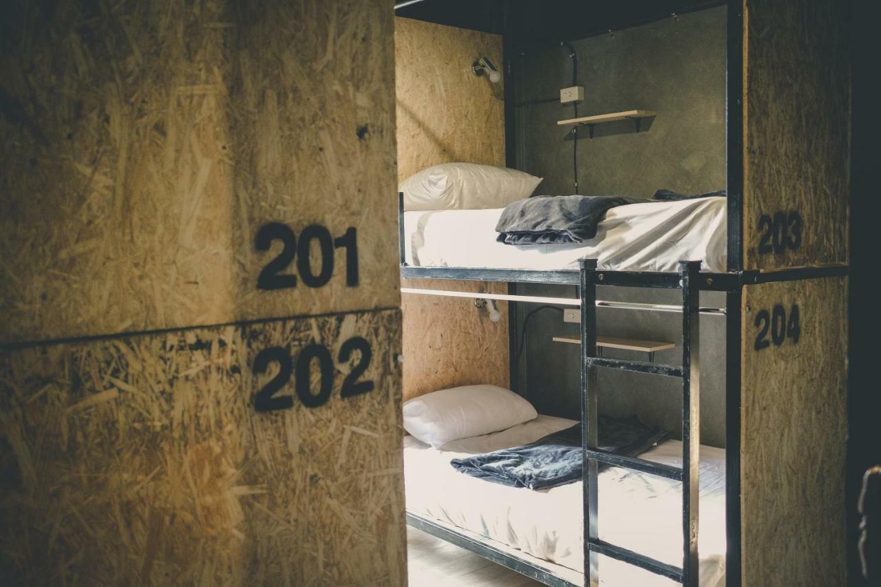 The Beds Ever Hostel (Adults Only) Банкок Екстериор снимка