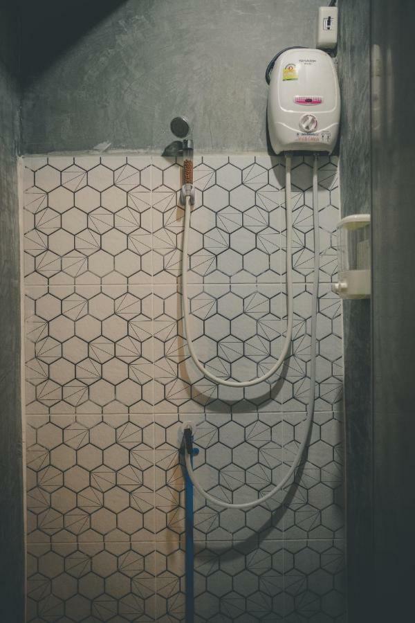 The Beds Ever Hostel (Adults Only) Банкок Екстериор снимка