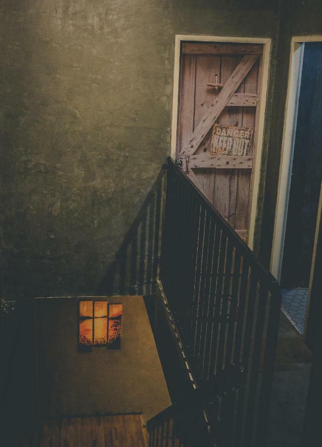 The Beds Ever Hostel (Adults Only) Банкок Екстериор снимка