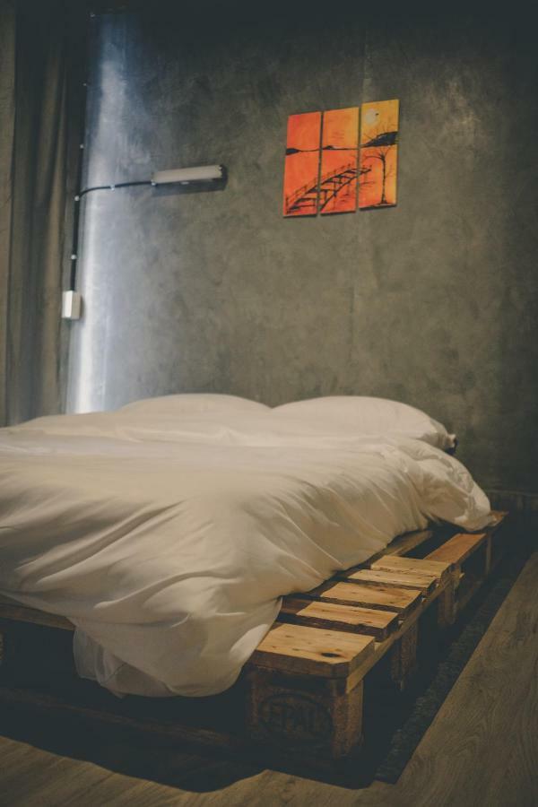 The Beds Ever Hostel (Adults Only) Банкок Екстериор снимка
