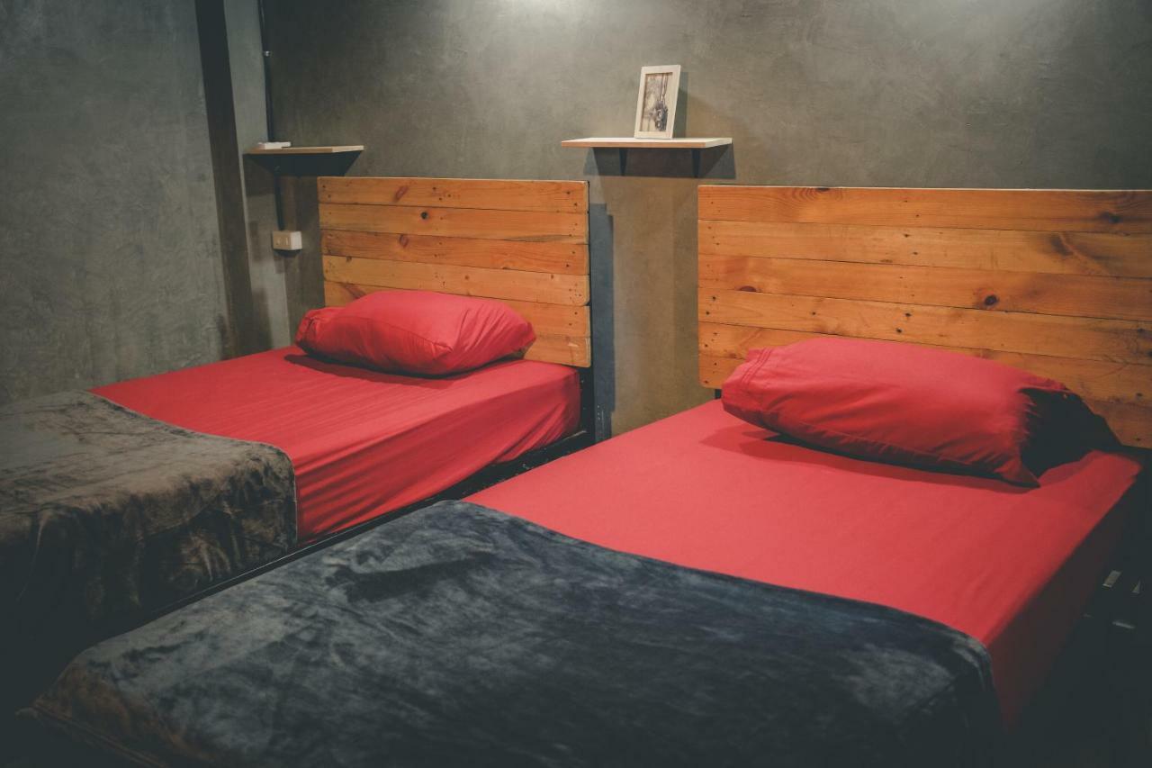 The Beds Ever Hostel (Adults Only) Банкок Екстериор снимка