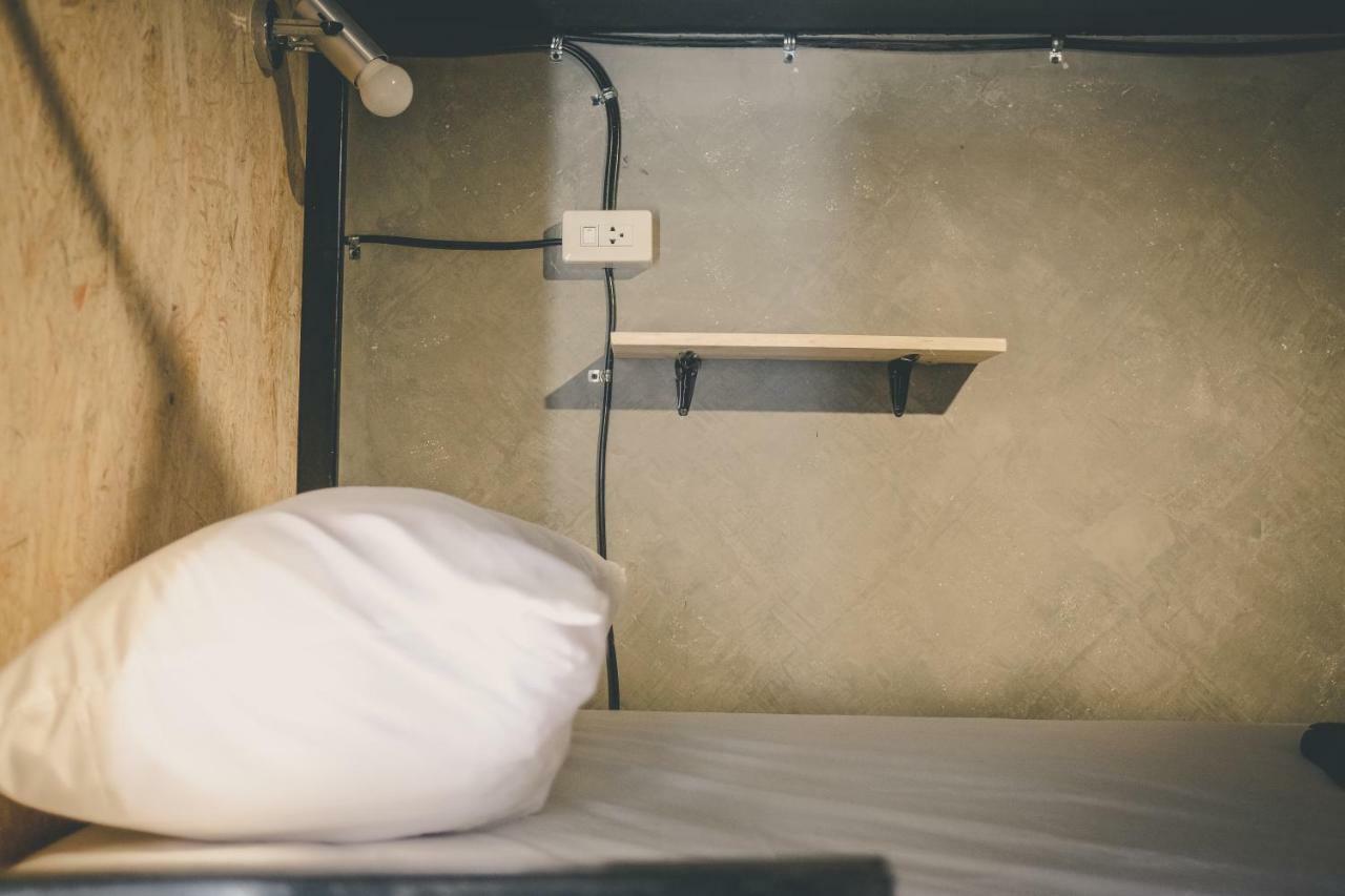 The Beds Ever Hostel (Adults Only) Банкок Екстериор снимка