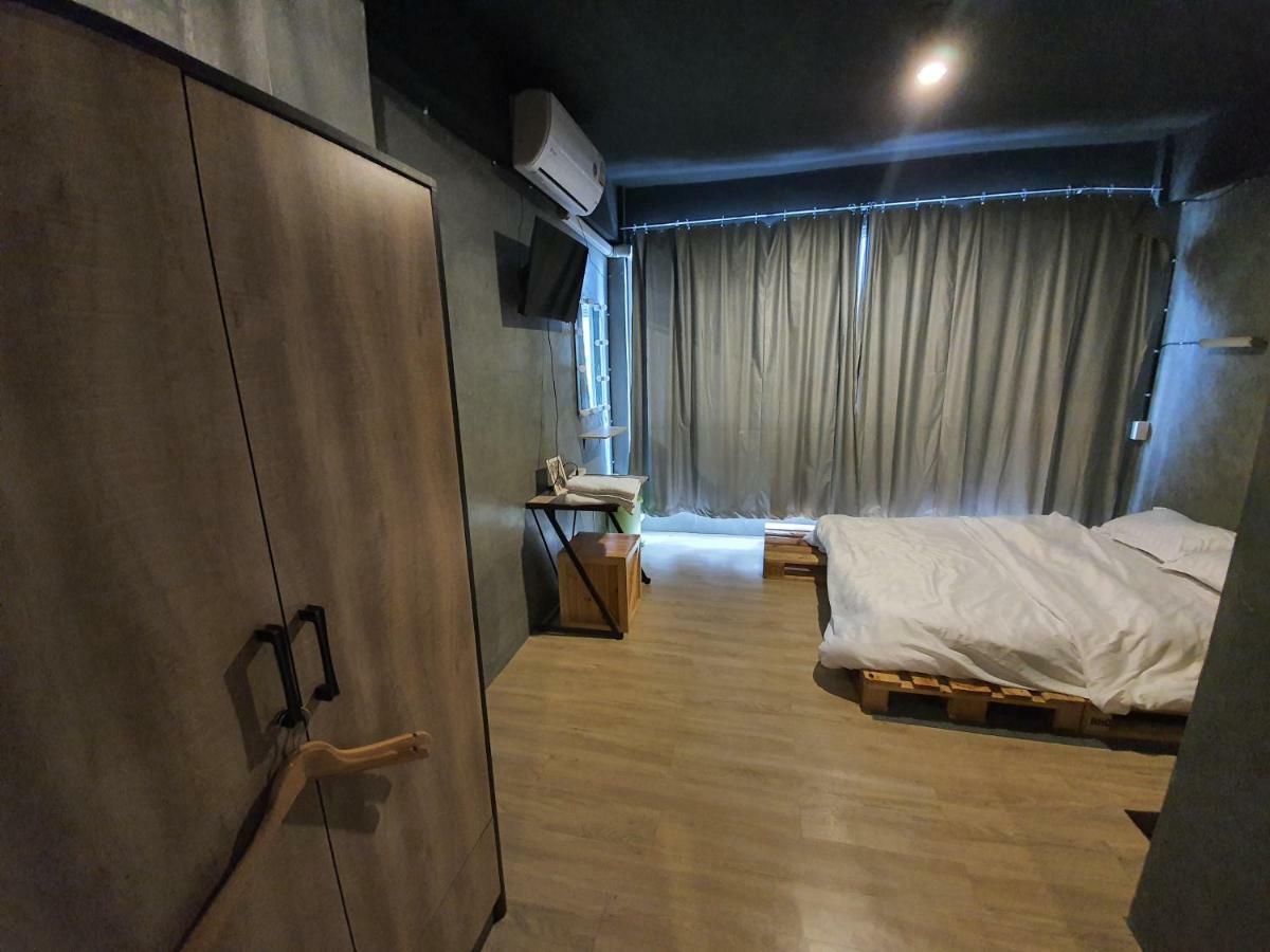 The Beds Ever Hostel (Adults Only) Банкок Екстериор снимка