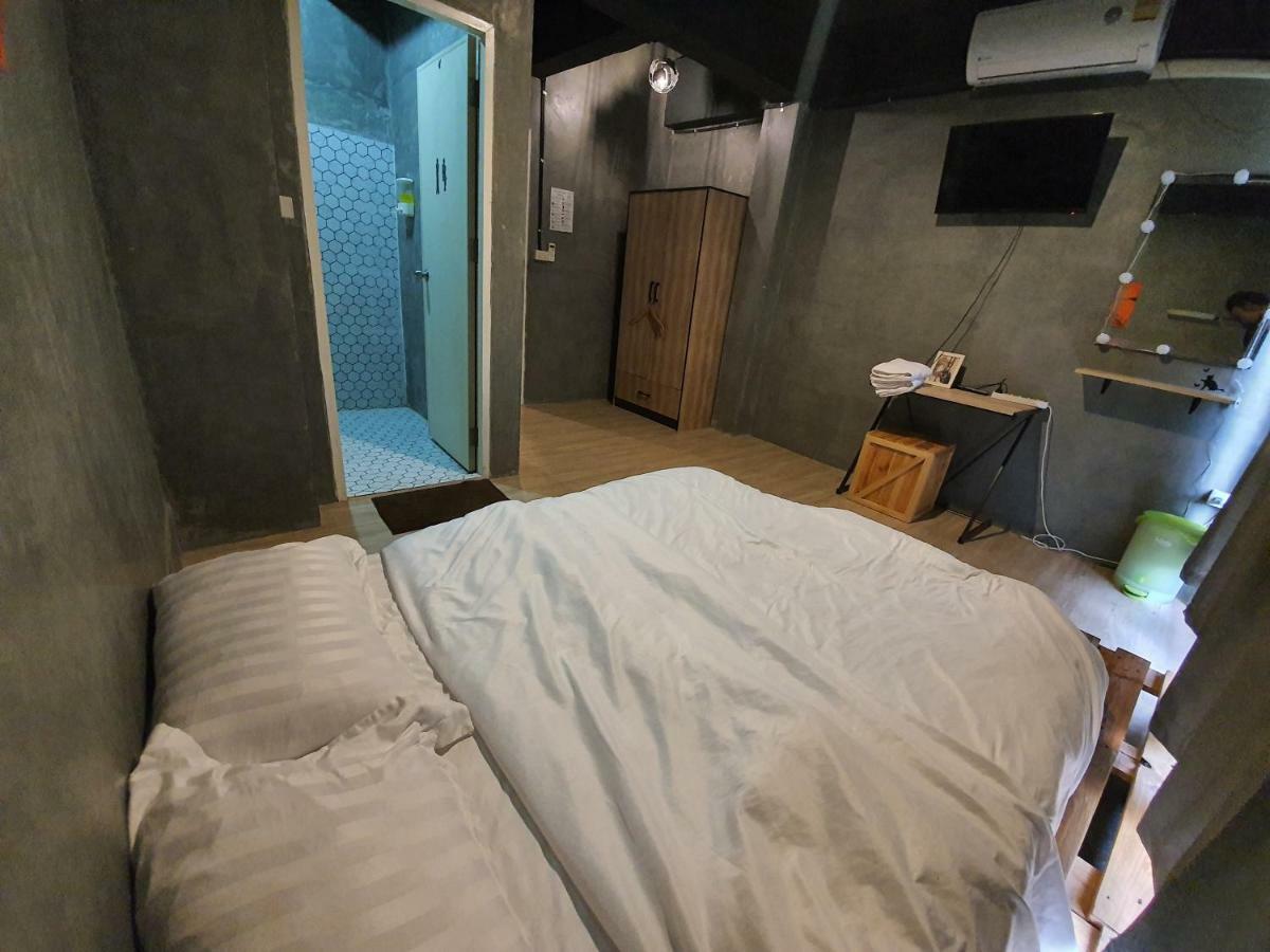 The Beds Ever Hostel (Adults Only) Банкок Екстериор снимка